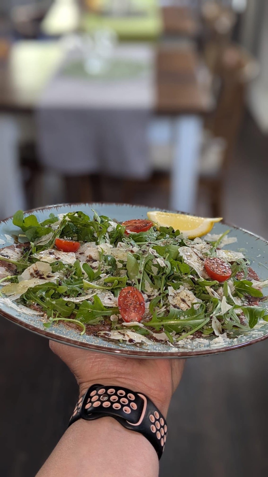 Carpaccio vom Rind mit Rucola und Parmesan