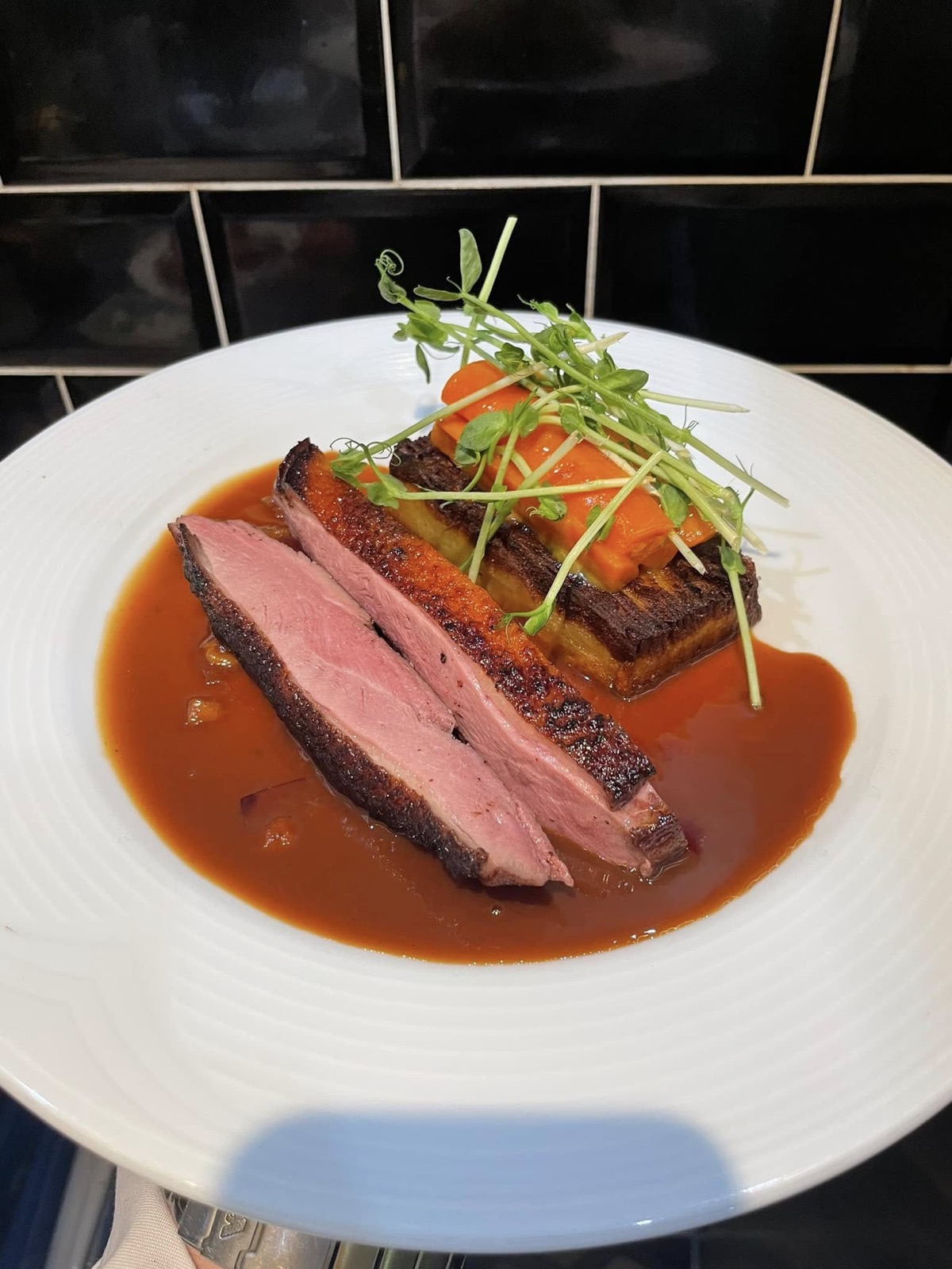 Rosa gebratene Entenbrust mit Kartoffelterrine und glasierten Möhren