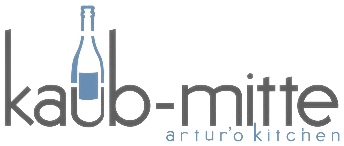 Logo des Hauses: kaub-mitte mit Weinflasche im u, darunter artur’o kitchen
