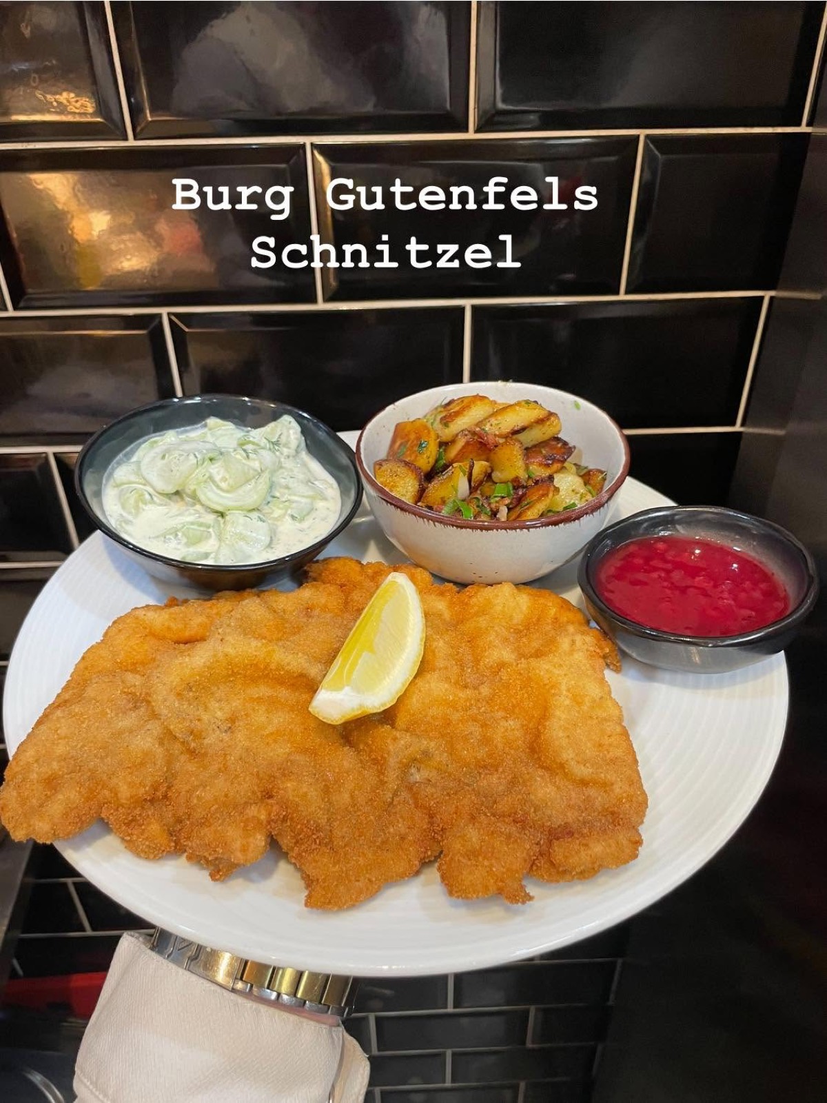 Burg Gutenfels Schnitzel mit Bratkartoffeln und Gurkensalat