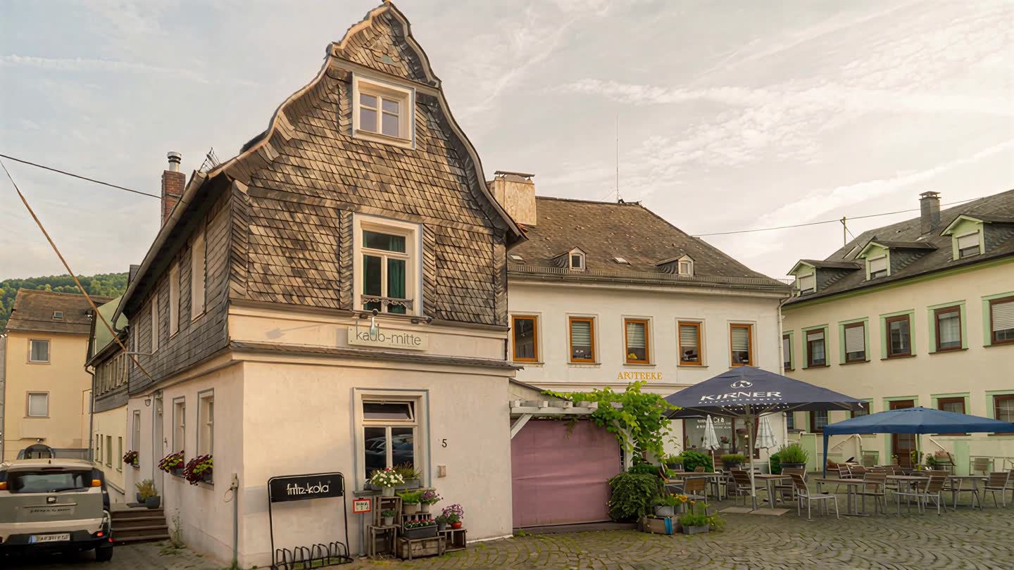 Abendsonne auf dem Marktplatz in Kaub, vorn das Haus des Weinbistros Kaub-Mitte
