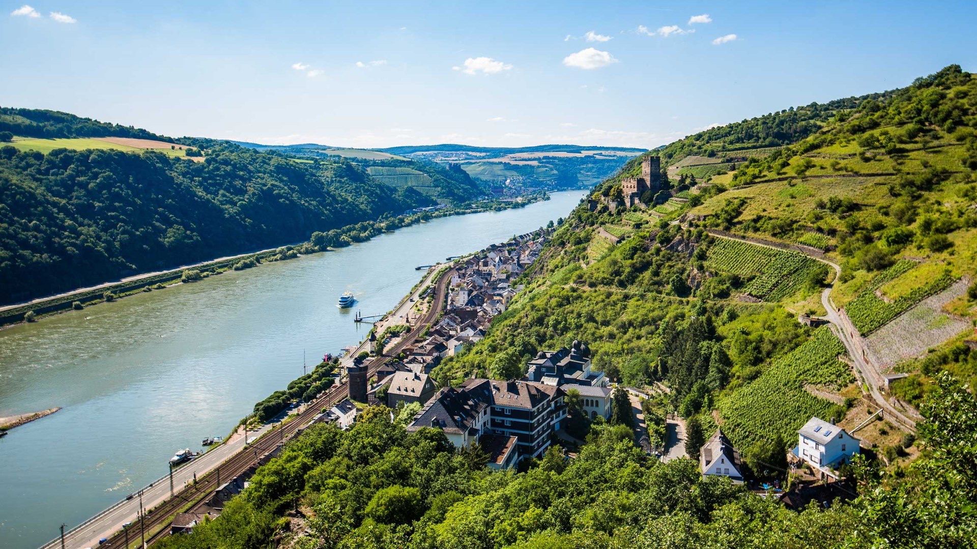 Blick über Kaub und das Rheintal, Burg Gutenfels über den Dächern